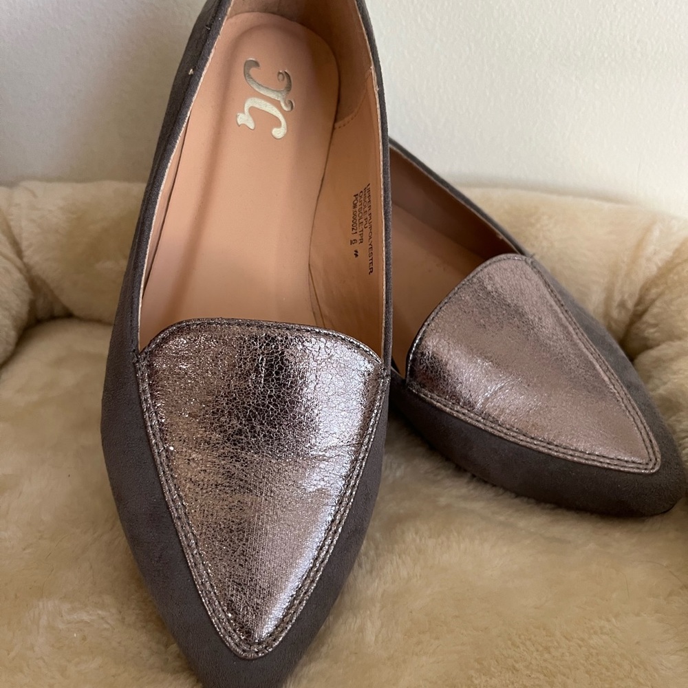 JG brand NEW silver/gray flats